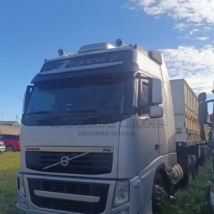 LOTE 012 - CAMINHÃO-TRATOR VOLVO FH 460 6X2T, cor PRATA, Fabricação/Modelo 2012/2012, Placa: MJU5C97, RENAVAM 492115257.