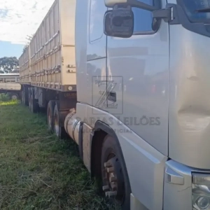 LOTE 012 - CAMINHÃO-TRATOR VOLVO FH 460 6X2T, cor PRATA, Fabricação/Modelo 2012/2012, Placa: MJU5C97, RENAVAM 492115257.