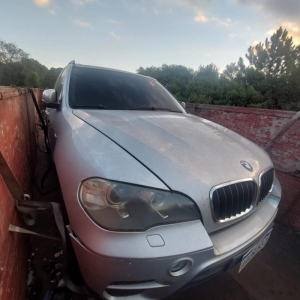 LOTE 016 - BMW X5 X-DRIVE 35i (Motor N55 3.0 Bi-Turbo) ANO/MODELO: 2011 / 2011, COR: Prata, PLACA: AA0R537 (Origem: Paraguai), CHASSI: WBAZV4101B805471, PROCEDÊNCIA: Apreendido / Estrangeiro.