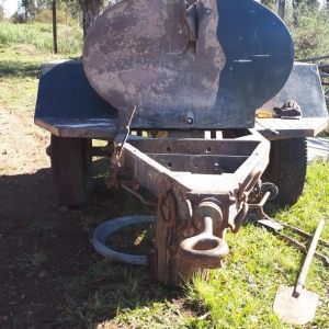 LOTE 028 - Reboque  Cisterna Água, 1500L, 02 Rodas, Ano 1977