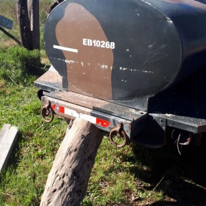 LOTE 028 - Reboque  Cisterna Água, 1500L, 02 Rodas, Ano 1977