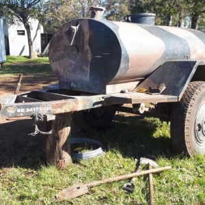 LOTE 028 - Reboque  Cisterna Água, 1500L, 02 Rodas, Ano 1977