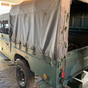 LOTE 036 - Caminhonete; Marca: LAND ROVER; Modelo: Defender; Versão: 130; Ano 1995