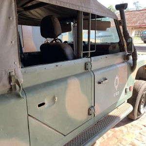 LOTE 036 - Caminhonete; Marca: LAND ROVER; Modelo: Defender; Versão: 130; Ano 1995
