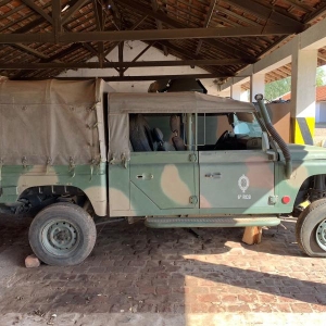 LOTE 036 - Caminhonete; Marca: LAND ROVER; Modelo: Defender; Versão: 130; Ano 1995