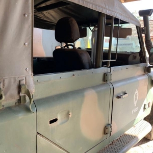 LOTE 036 - Caminhonete; Marca: LAND ROVER; Modelo: Defender; Versão: 130; Ano 1995