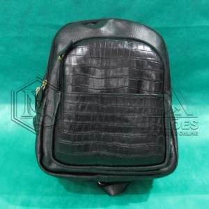 LOTE 008 - 06 (Seis) bolsas femininas em couro.