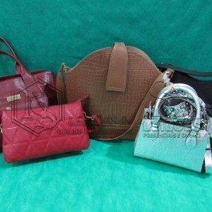 LOTE 009 - 06 (Seis) bolsas femininas em couro