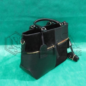 LOTE 011 - 06 (Seis) bolsas femininas em couro