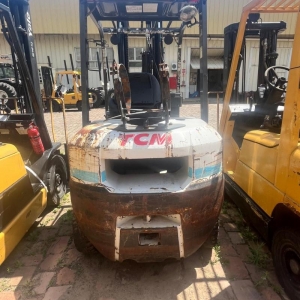 LOTE 011 - Empilhadeira marca TCM, modelo FHG30T3