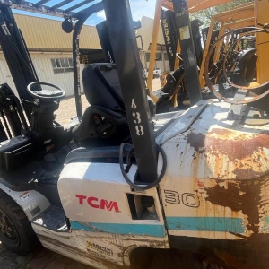 LOTE 011 - Empilhadeira marca TCM, modelo FHG30T3
