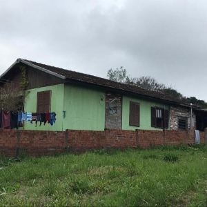LOTE 03 - Um terreno encontra-se edificada uma casa, na Rua Parque Real, nº 305