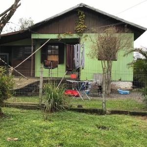 LOTE 03 - Um terreno encontra-se edificada uma casa, na Rua Parque Real, nº 305