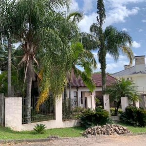 LOTE 04 - Casa de alvenaria, situada na Rua Rolante, 147