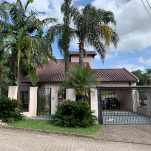 LOTE 04 - Casa de alvenaria, situada na Rua Rolante, 147