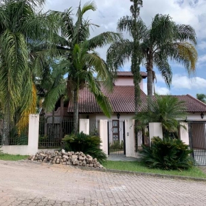 LOTE 04 - Casa de alvenaria, situada na Rua Rolante, 147