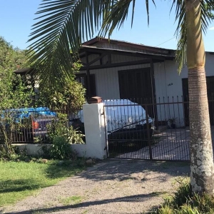 LOTE 09 - Um terreno, onde foi construído um chalé e uma ampliação em alvenaria, sito na Rua Aratiba, nº 189