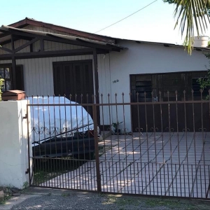 LOTE 09 - Um terreno, onde foi construído um chalé e uma ampliação em alvenaria, sito na Rua Aratiba, nº 189