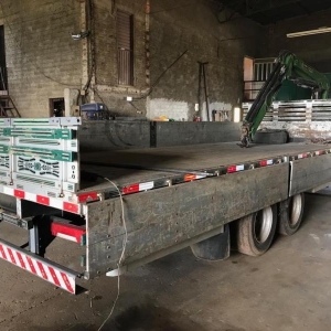 LOTE 13 - Caminhão AGRALE/10000, placa IUG6130, ano/modelo 2013/2013