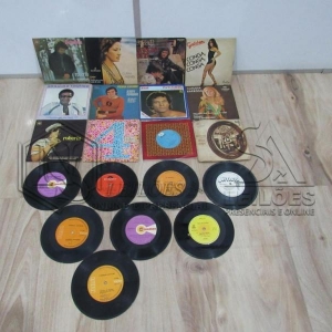 LOTE 038 - 56 Discos de Vinil - Tamanhos Diversos