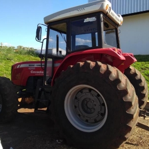 LOTE 01 -  Um Trator agrícola. Marca Massey Ferguson. Modelo MF 4292 tração 4x4, Ano/Modelo 2012, Motor Diesel 110CV.