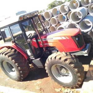 LOTE 01 -  Um Trator agrícola. Marca Massey Ferguson. Modelo MF 4292 tração 4x4, Ano/Modelo 2012, Motor Diesel 110CV.