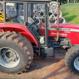 LOTE 01 -  Um Trator agrícola. Marca Massey Ferguson. Modelo MF 4292 tração 4x4, Ano/Modelo 2012, Motor Diesel 110CV.