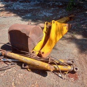 LOTE 02 - Uma Retroescavadeira. Marca JCB, Modelo 214e, Ano 2002, com lança traseira.