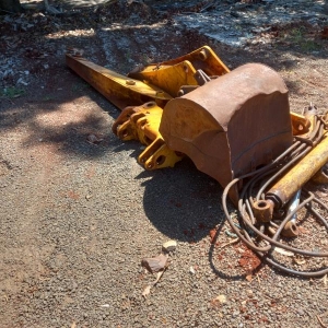 LOTE 02 - Uma Retroescavadeira. Marca JCB, Modelo 214e, Ano 2002, com lança traseira.