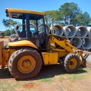 LOTE 02 - Uma Retroescavadeira. Marca JCB, Modelo 214e, Ano 2002, com lança traseira.