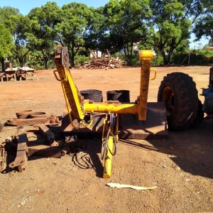 LOTE 03 - Uma Retroescavadeira. Marca Randon, Modelo RK 406 B, 4x2, com potência de 82HP, Modelo 2010, com 02 pneus dianteiros, 10,5 65x10 10PR, com 02 pneus traseiros 16, 9x24 10PR de cor amarela, combustível diesel, acompanha lança traseira e concha dianteira, no estado em que se encontra (queimada).