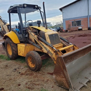 LOTE 04 - Uma Retroescavadeira. Marca New Holland, Modelo LB90 4x2, Combustível Óleo Diesel, Pintura na cor amarela, Potência de 84HP, Ano e Modelo 2010, Motor 36186127, Código de Fabricante 510499.