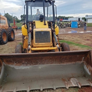 LOTE 04 - Uma Retroescavadeira. Marca New Holland, Modelo LB90 4x2, Combustível Óleo Diesel, Pintura na cor amarela, Potência de 84HP, Ano e Modelo 2010, Motor 36186127, Código de Fabricante 510499.