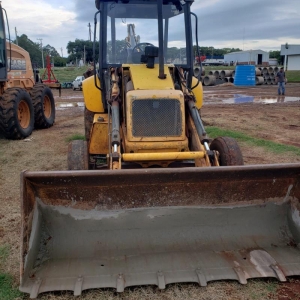 LOTE 04 - Uma Retroescavadeira. Marca New Holland, Modelo LB90 4x2, Combustível Óleo Diesel, Pintura na cor amarela, Potência de 84HP, Ano e Modelo 2010, Motor 36186127, Código de Fabricante 510499.