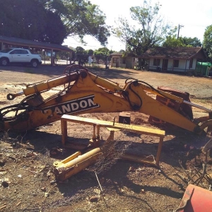 LOTE 06 - Lança da Retroescavadeira Randon, RK 406, 4x4, na cor amarela.