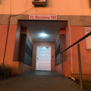 LOTE 032 - O apartamento nº 107, localizado no primeiro pavimento do EDIFÍCIO BARCELONA