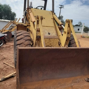 LOTE 03 - Pá Carregadeira