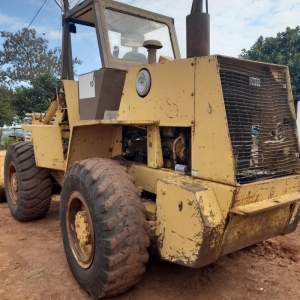 LOTE 03 - Pá Carregadeira