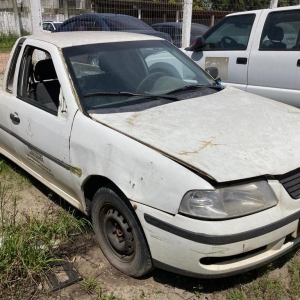 LOTE 019 - VW/ Saveiro Amb. 1.6, 2002/2003, placas IKZ082. Avaliado em R$ 3.000,00.