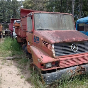 LOTE 071 - CAÇAMBA ,M.BENZ 91/91 ,  Placa IFG-6090. Avaliado em R$ 50,00.