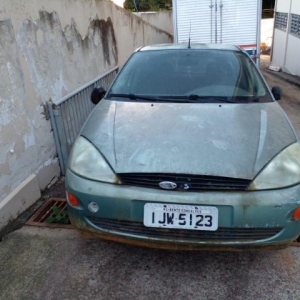 LOTE 013 - AUTOMÓVEL I/FORD FOCUS 1.8L HA, ANO/MODELO: 2001, PLACA: IJW5123