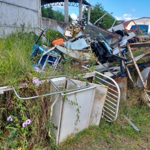 LOTE 003 - Sucatas de ferro, mesa hospitalar, cadeiras, freezer, pias.