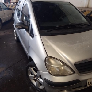 LOTE 002 - Veículo Mercedes Benz/A 160, placa LQX1097, ano/modelo 2005. Avaliado em R$ 5.223,00.