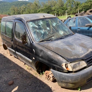 LOTE 003 - CITROËN BERLINGO 1.8 I, Ano/Modelo 2001/2001, Placa: AZY-0814. Avaliado em R$ 800,00.