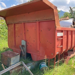 LOTE 015 - Caçamba para basculante LIBRELATO. Avaliado em R$ 2.500,00.