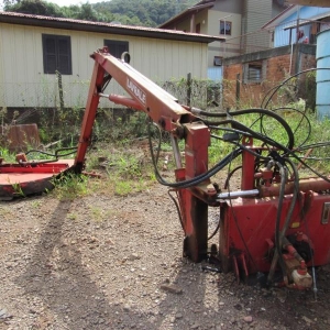 LOTE 008 - Roçadeira de Arrasto