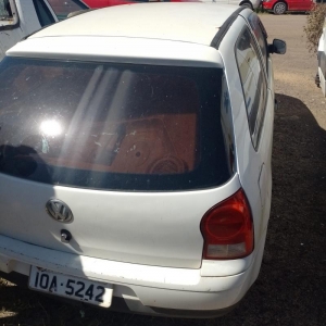 LOTE 010 - Veículo VW/ Gol 1.0 , Ano/modelo 2007/2008, Placa IOA5242. Avaliado em R$ 1.250,00.