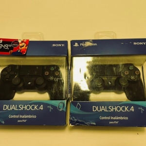 LOTE 023 - 2 controles PS4