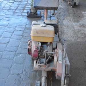 LOTE 10 - Cortadora de asfalto Vibromak CPV350 de 2010 funcionando