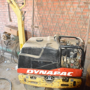 LOTE 20 - Rolo compactador vibratório Dynapac de 2010 com bomba injetora condenada